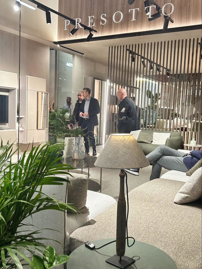 Handgemaakte lamp bij de design stand van Presotto tijdens Salone Del Mobile 2024.