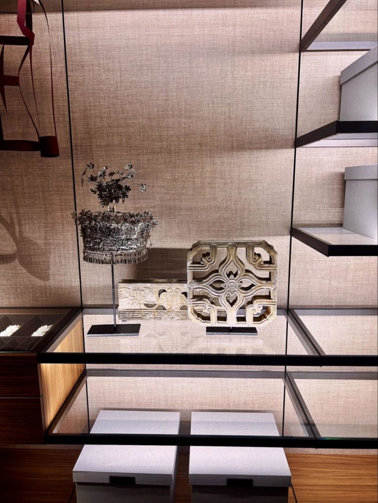 Showcase van onze Chinese decoratieve stenen te midden van de moderne meubelontwerpen van Lema Mobili.