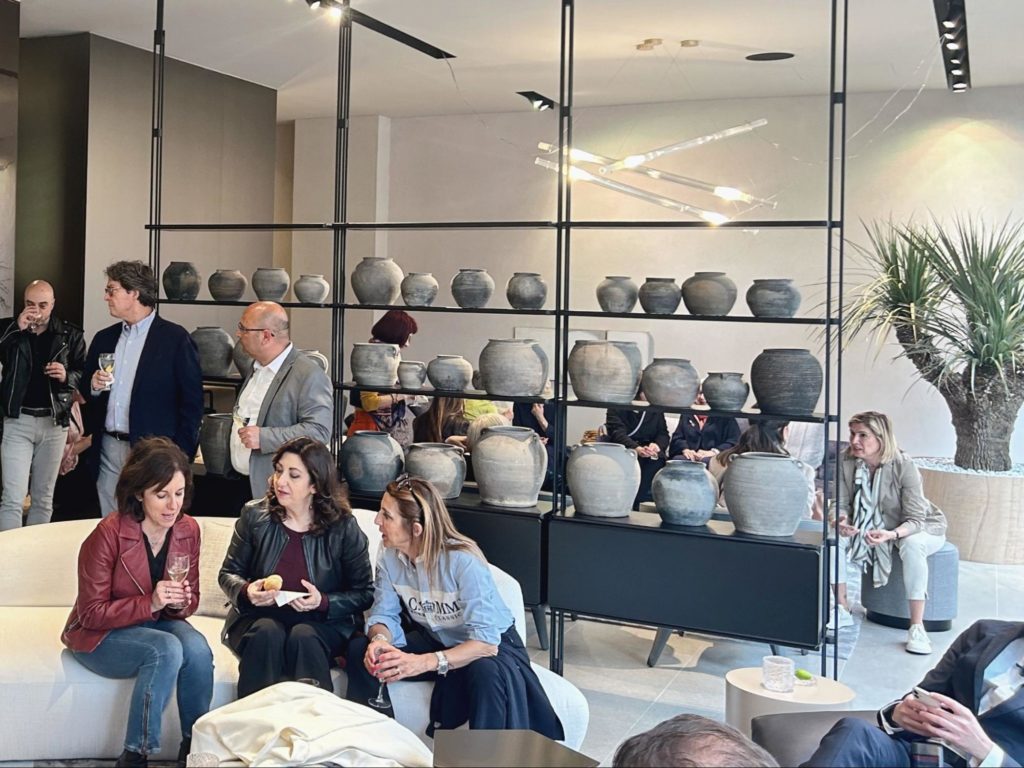 Rijen van onze verweerde ongeglazuurde potten op het openingsfeest van Casa International.