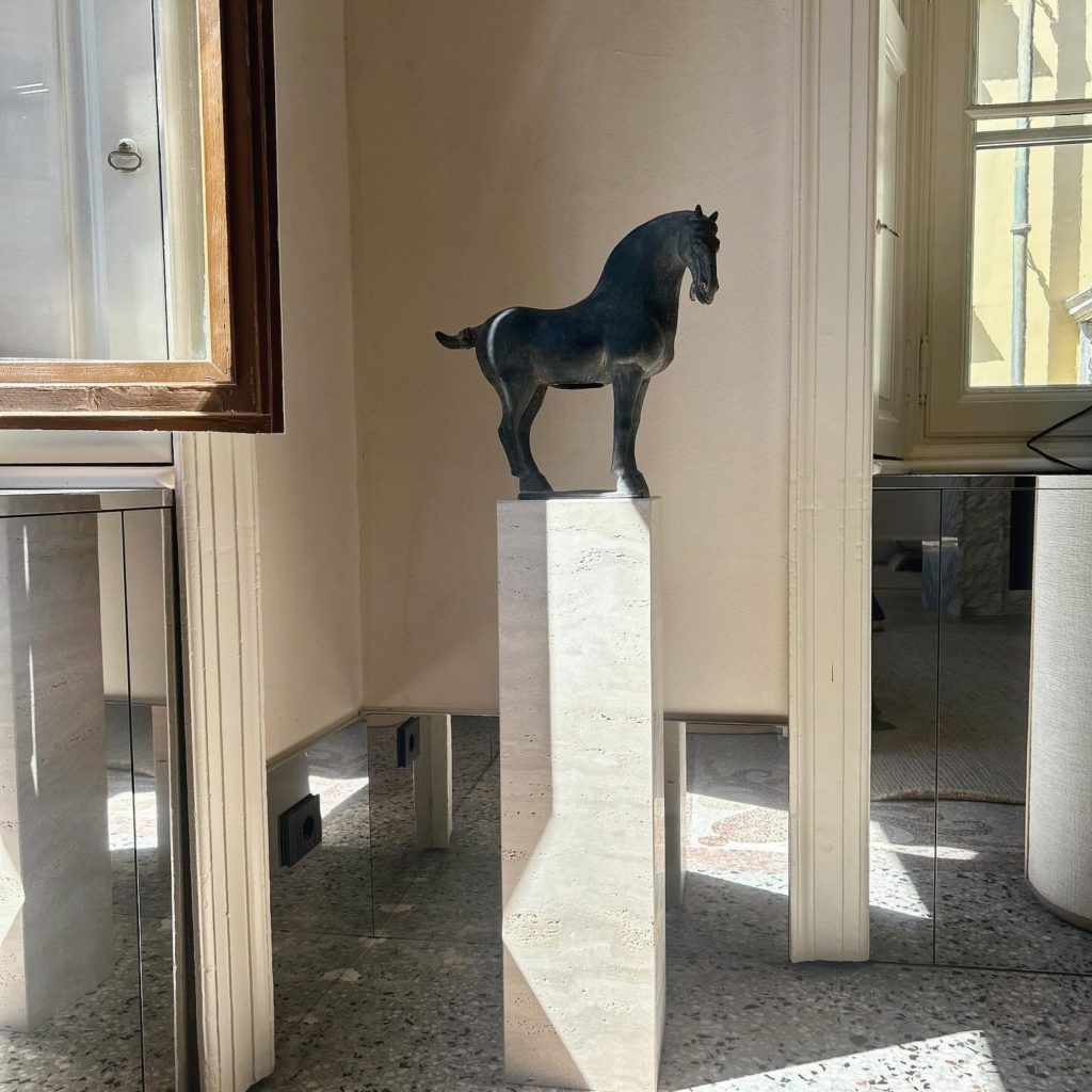 Gedetailleerde weergave van ons paardenbeeld dat de luxe interieurs van Conte Casa aanvult.