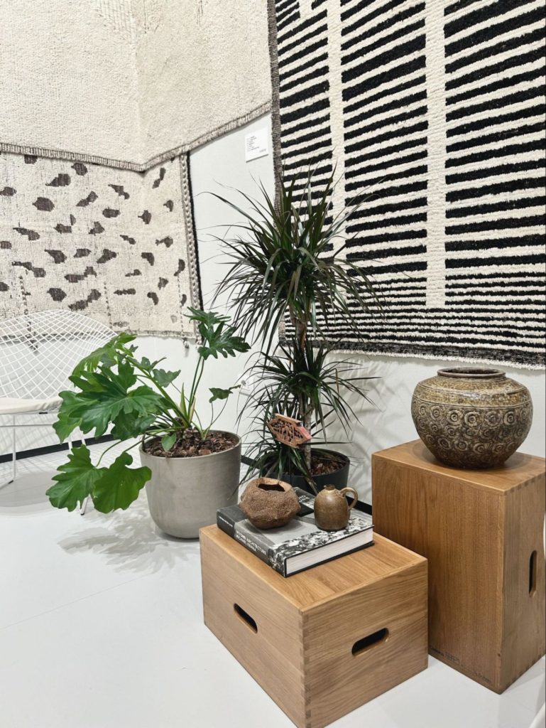 Gedetailleerde weergave van verweerd aardewerk dat de textielpresentatie van Piero Lissoni versterkt.